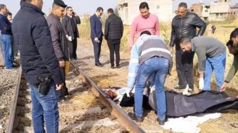 العثور على جثة شاب أعلى سطح قطار بأسوان عثر أهالي مركز كوم أمبو بأسوان على جثة شاب أعلى سطح القطار الروسي القادم من القاهرة إلى أسوان. لاحظ عدد من المارة على كوبري مشاة محطة قطار م