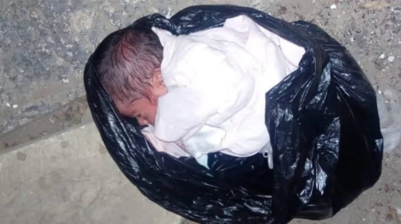 العثور على رضيعة داخل كيس أسود في المطرية عثرت أجهزة الأمن بمديرية أمن القاهرة، اليوم الأحد، على طفلة رضيعة داخل كيس أسود، ملقاة بأحد شوارع منطقة