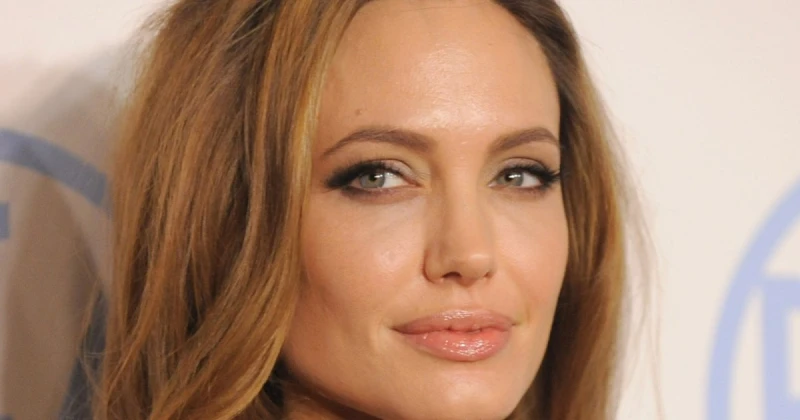 الفن و المشاهير: أنجلينا جولي تفوز بهذه الجائزة العالمية شاهد المقال التالي من صحافة لبنان عن أنجلينا جولي تفوز بهذه الجائزة العالمية، شاركت النجمة