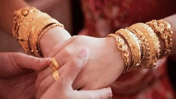 رواية غويشه صينى جميع الفصول كامله ستعجبكم _ماما بصي كدا الغويشة الدهب بتاعتي لونها غير!!!_سابت إللي في إيديها ومسكت الغويشة وكانت عماله تفحصها وتلفها يمين وشمال وعلي وشها معالم ال