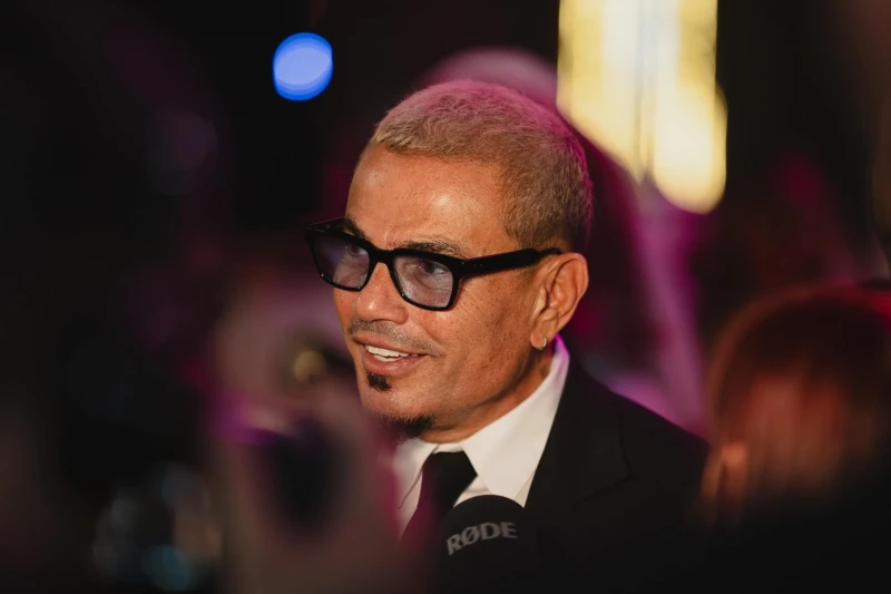 معالي المستشار تركي آل الشيخ يمازح عمرو دياب في كواليس الاحتفال بعرض ولاد رزق 3 مازح المستشار تركي آل الشيخ رئيس الهيئة العامة للترفيه بالمملكة العربية السعودية، النجم عمرو دياب عل