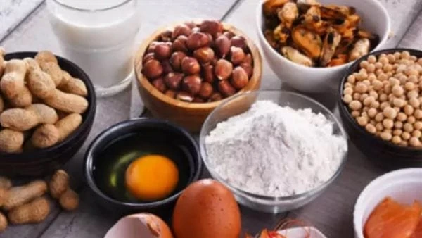 أكلات تكشف إصابتك بحساسية الطعام.. طبيب يكشف عنها الحساسية لها العديد من الأنواع ولكن مسبباتها قد تتشابه وتتكاتف في الإصابة، ويشعر المريض بالحيرة