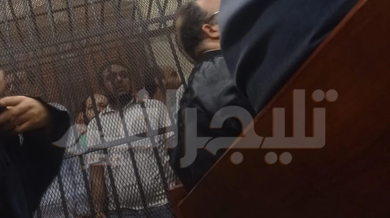 بالكلابشات.. وصول المتهمين بقتل جواهرجي بولاق لمحكمة عابدين (صور) وصل منذ قليل المتهمون بقتل جواهرجي مقيم في منطقة بولاق أبو العلا، وسرقة مشغولات ذهبية؛ إلى محكمة عابدين استعدادا ل