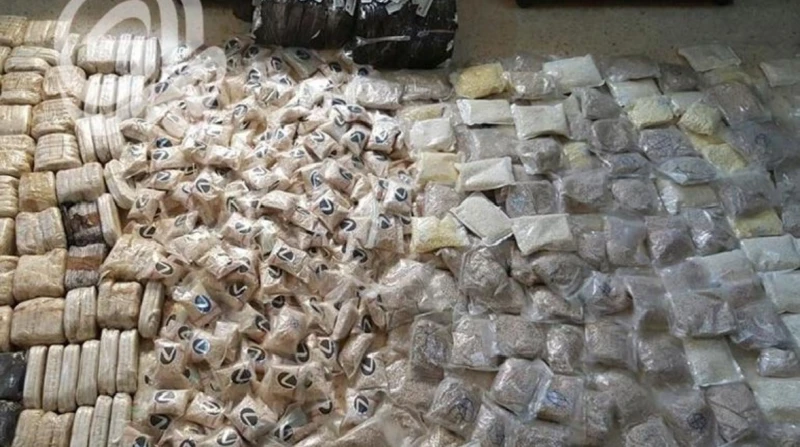 قيمتها مليون جنيه.. ضبط عاطل بحوزته مخدرات وأسلحة بسوهاج نجحت الداخلية في ضبط 11 كيلو جرام من مخدر الحشيش وأسلحة نارية بدون ترخيص بحوزة عاطل بسوهاج،