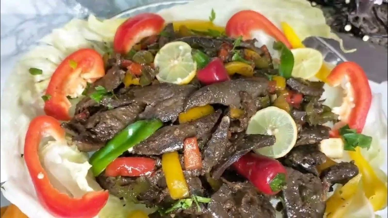 هتاكل صوابعك وراها.. طريقة عمل الكبدة الضاني في عيد الأضحى الكبدة الضاني من الأكلات اللذيذة خاصة إذا كانت بجانب الكوارع ولحمة الرأس والطحال والممبار،