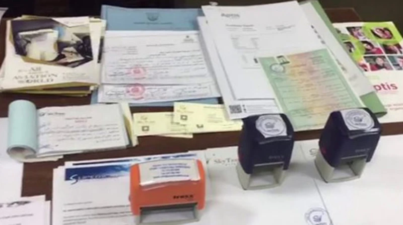 ضبط متهم بإدارة كيان تعليمي بدون ترخيص في الإسكندرية نجحت أجهزة الأمن في ضبط أحد الأشخاص بالإسكندرية بتهمة إدارة كيان تعليمي بدون ترخيص بغرض النصب