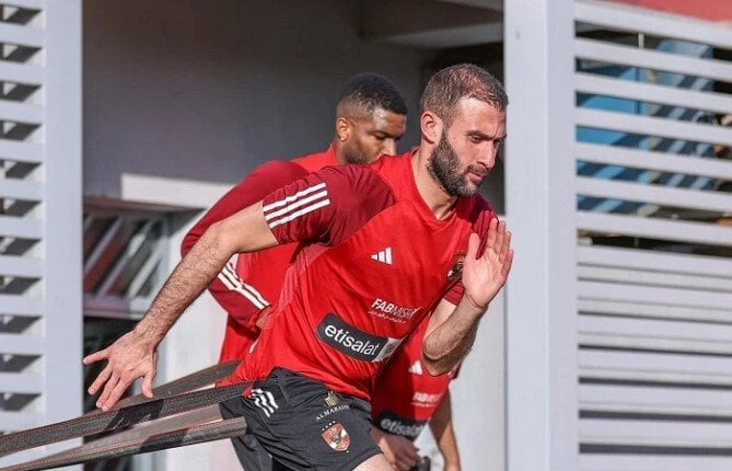 الأهلي يختتم استعداداته لمباراة الداخلية بالدوري اختتم الفريق الأول لكرة القدم بالنادي الأهلي، اليوم استعداداته لمباراة الداخلية المقرر لها السابعة