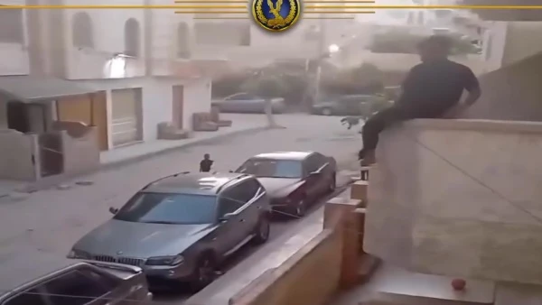 كان بيجيب الكورة من البلكونة.. الأمن يكشف تفاصيل تسلق طفل لشرفة منزل بالإسكندرية كشفت وزارة الداخلية ملابسات ما تم تداوله على مواقع التواصل الإجتماعى بشأن قيام أحد الصبية بالدلوف ل