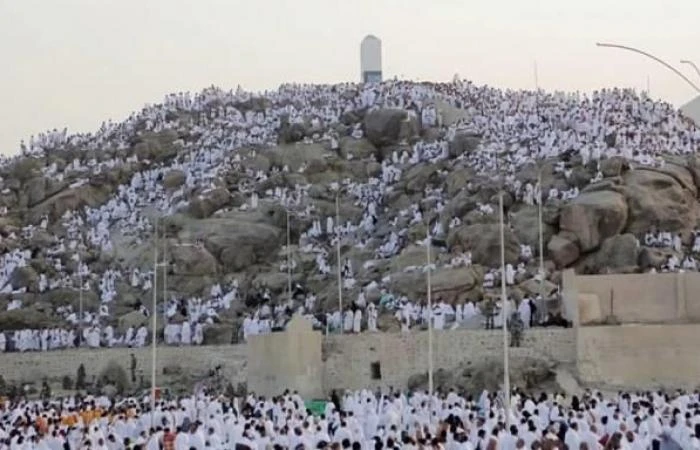 ملايين الحجاج يتوافدون إلى صعيد عرفات لأداء ركن الحج الأعظم أكادير24 24 مع بزوغ فجر اليوم السبت، التاسع من ذي الحجة، بدأ أكثر من 1.5 مليون حاج بالتوجه إلى صعيد عرفات لأداء ركن الحج