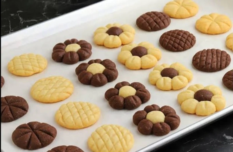 بمكونات بسيطة حضري بسكويت العشر دقائق المقرمش بكل سهولة وبيذوب في الفم نظرا لوقوع أغلب الأمهات في حيرة عند الرغبة في تحضير حلوى لذيذة وسريعة التحضير