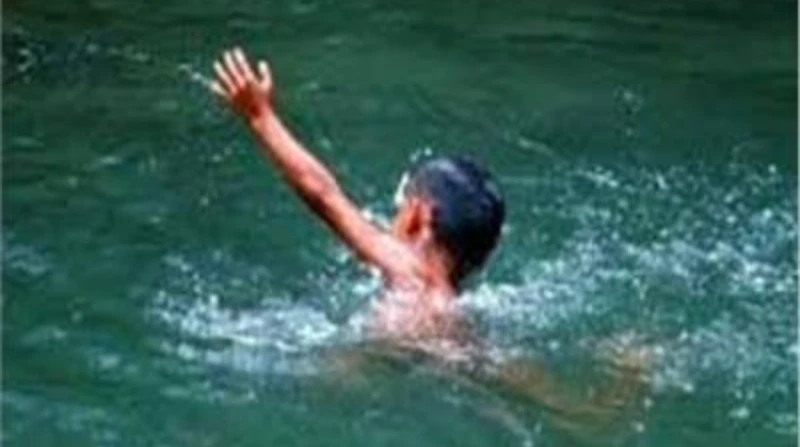 انزلقت قدماه.. غرق طفل في نهر النيل بالعياط لقى طفل مصرعه غرقا بعد أن انزلقت قدماه أثناء لهوه وسقط بنهر النيل في العياط، ولم يتمكن أحد من إنقاذه، وتم