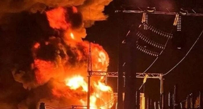 حريق ضخم في خزان نفط بمنطقة روستوف الروسية جراء هجوم بطائرة مسيرة كشف مسؤولون روس عن نشوب حريق هائل في خزان نفط في منطقة روستوف جراء هجوم بطائرة مسيرة، وفقا لما نقلته قناة القاهرة
