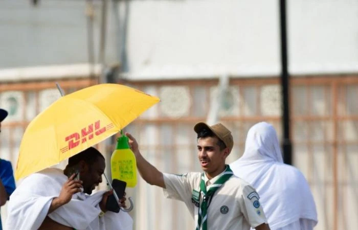 برش رذاذ الماء.. أفراد الكشافة يلطفون الأجواء على الحجاج في منى لم يكتف أعضاء الكشافة المشاركين في معسكرات الخدمة العامة التي تقيمها جمعية الكشافة العربية السعودية، بأداء مهامهم ال