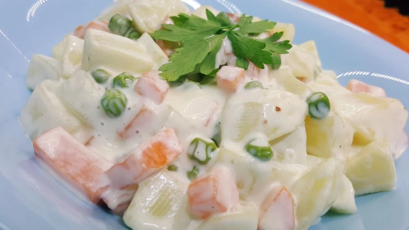 طريقة عمل سلطة البطاطس بالمايونيز في البيت أحلى من أشهر المطاعم اشتهرت سلطة البطاطس بالمايونيز في إحدى المطاعم التي تقدم البيتزا الإيطالية ذات