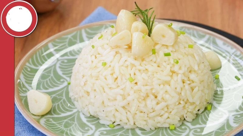 أرز بالثوم بطريقة سهلة وسريعة وشهية وبمكونات بسيطة أرز بالثوم من الأكلات التي تقدم بجانب الأطباق الرئيسية، وهو لذيذ وشهي، كما أنه يعشقه الصغار