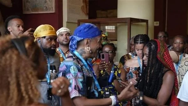 مجدي شاكر: الافروسنتريك حركة تزور التاريخ المصري القديم أثارت زيارة مجموعة من المنظرين الداعمين للافروسنتريك المتحف المصري في وسط القاهرة غضب