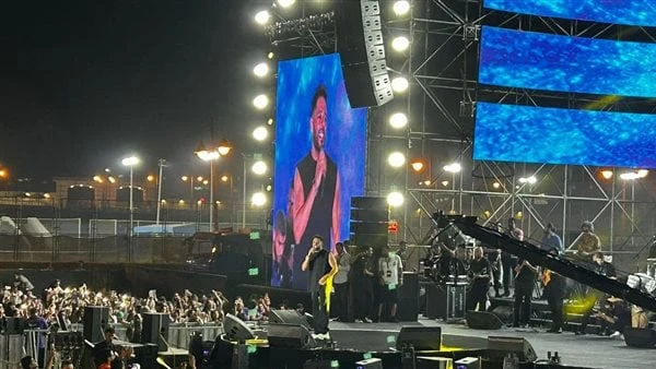 حضور جماهيري كبير.. محمد حماقي يبدأ حفل ستاد الدفاع الجوي بدأ الفنان محمد حماقي، حفله الغنائي في استاد الدفاع الجوي، اليوم الجمعة 28 يونيو، ضمن سلسلة