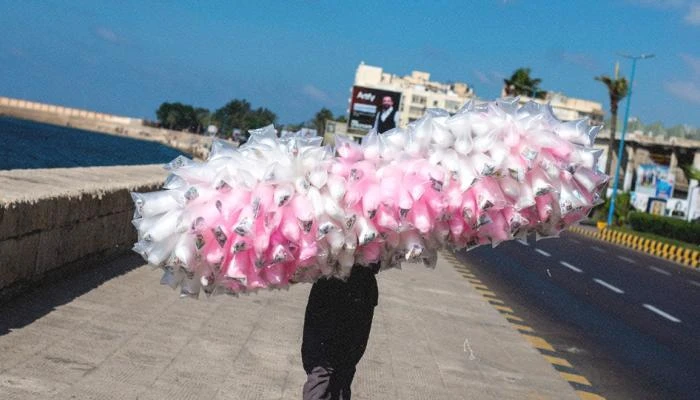 بائع حلوى غزل بنات يكسر قلوب المصريين في يوم عرفة.. ما القصة؟ تم تحديثه الإثنين 2024617 11:27 م بتوقيت أبوظبي أشعل بائع حلوى غزل بنات ضجة كبيرة في