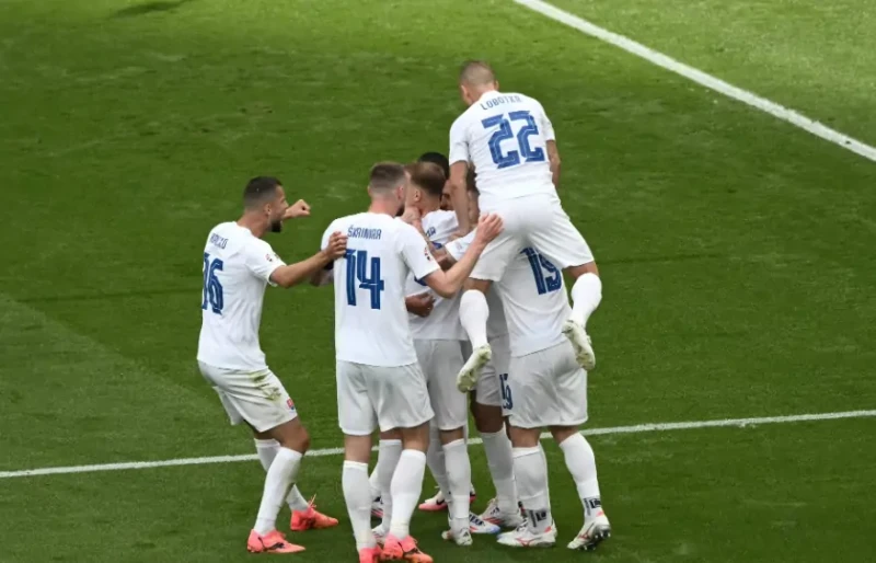 منتخب سلوفاكيا يفجر مفاجأة ويفوز على بلجيكا في كأس الأمم الأوروبية 2024 فجر منتخب سلوفاكيا على منتخب بلجيكا بنتيجة 1-0، في االلقاء الذي جمع بينهما في