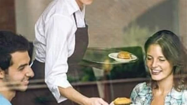 قصة عامله البوفيه في مطعم بإحدى الولايات الامريكية ناولت نادلة الجرسونة المطعم قائمة طعام الغداء إلى رجل وزوجته وقبل أن يطلعا على القائمة سألاها أن