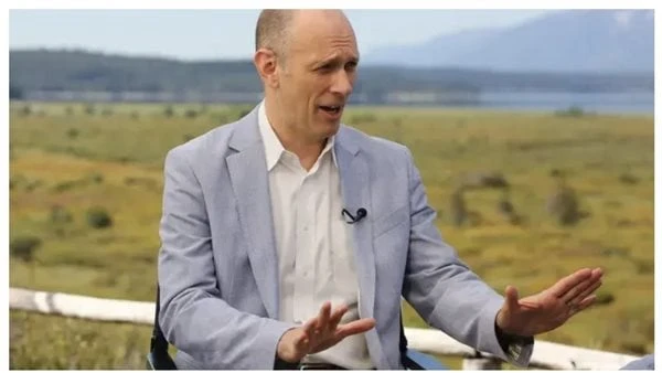 مسؤولان في الفدرالي الأمريكي يتحفظان على موعد خفض الفائدة يترقب رئيس الفدرالي الأمريكي في شيكاغو، أوستن غولسبي، بيانات تؤكد انخفاضا أكبر للتضخم كجزء من العملية التي ستفتح الباب أما