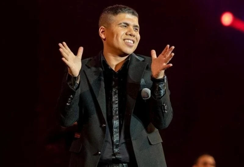 والدة عمر كمال ترفض أداء مناسك العمرة من أمواله افاق عربية - واجه المطرب المصري عمر كمال مجموعة من الأزمات والاخفاقات في بداياته، قبل أن يحقق النجاح