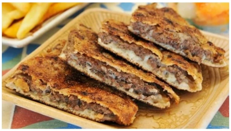 طريقة عمل حواوشي السجق في المنزل بطعم لذيذ وشهي يعتبر حواوشي السجق من أفضل الوجبات التي قد يمكن إعدادها في المنزل من قبل الأمهات، وذلك لأن جميع الأفراد يحبون تلك الوصفة بالإضافة إل