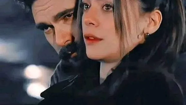 عشق العقرب ولا ايه انت مش عارف دي رايحه لمين يايخته البت حلوه اوي انت مچنون دي راحه ل رحيم الاسيوطيبعد دقائق من الوقتيوصلوا فيلا كبيره اوي وشكلها حلو اويكان مستنيهم شخص شكله كان مس