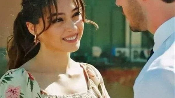 عشق في بيت من بيوتنا الطيبه المليئه بالحنان في احدي الاماكن العاديه كبقيه العوام نجد بطلنا ادهم يجلس منكبا علي احد الاوراق والمشروعات وكان منهمكا بشده فهو منذ الصباح يعمل في مشروعه