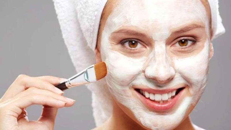 استعيدي جمالك بأجمل إشراقة ونعومة.. بمكون واحد فعال سحري لتفتيح وترطيب البشرة والنتيجة في دقايق الزبادي يعتبر من العناصر الطبيعية الغنية بالعديد من الفوائد التي تحتاج إليها البشرة،