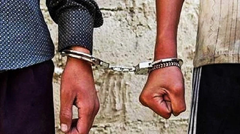 خلاف على قطعة أرض.. ضبط 3 متهمين بإنهاء حياة شاب في المنيا ألقت الأجهزة الأمنية بمديرية أمن المنيا القبض على 3 متهمين في جريمة قتل شاب، إثر مشاجرة