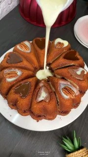 كيكة السينابون .مقادير الكيكة٣حبات بيض بدرجة حراره الغرفه .كوب سكر.فانيليا .كوب حليب خلطته مع ملعقه كبيره خل( مارح يظهر طعمه بالكيك ابدا ) .تلات ارباع كوب زيت .كوبين الا ربع دقيق (