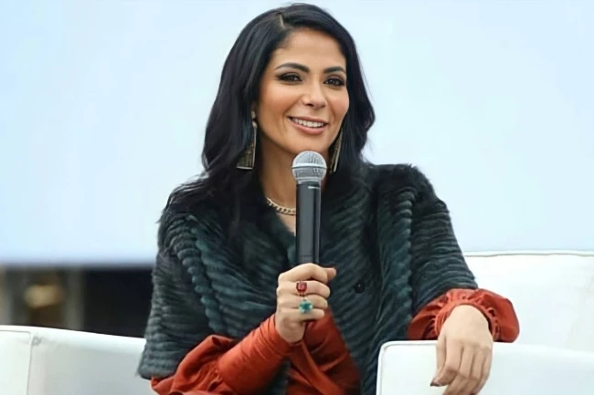 منى زكي تصور الست ورزق الهبل انتهت الفنانة منى زكي من تحضيرات فيلمها الجديد (رزق الهبل)، بمشاركة عدد كبير من النجوم، منهم عدد من نجوم الكوميديا،