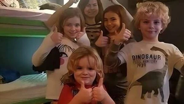 فتاة اشترت فستان وإلتقطت صورة لها .. وأرسلت الصورة لصديقتها فتاة اشترت فستان وإلتقطت صورة لها .. وأرسلت الصورة لصديقتها ،، هل هو جميل ! سأرتدية للحفلة اليوم , وتفاجأت بإنها قد اخطأ