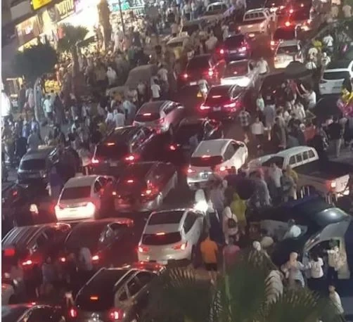 مطروح مع بدء إجازة الصيف: كومبليت يا برنس نصيحه لاي حد جاي يصيف في مطروح ياريت تحجز مكانك قبل متيجي البلد مفيش فيها شبر فاضي وكل الاماكن زحمه عشان