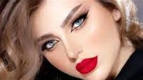 فرح وشخصياتها الأول والثانيبتقف قدام المرايا وهي ماسكة علبة المكياج بتاعتها وبتحطه على وشها حتى تغيرت 180 درجهفرح بعد ماشافت نفسها : فاضل تكة بسوبتاخد الباروكة وبتركبها وبتلبس فستا