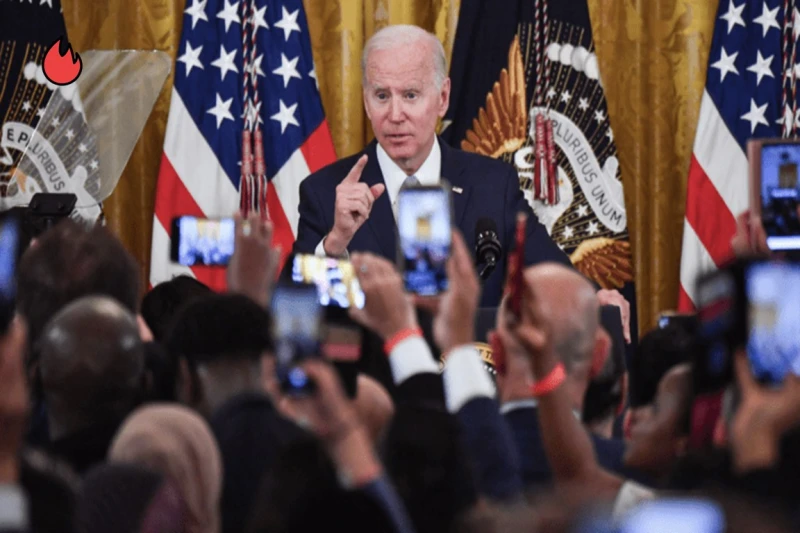 جو بايدن يثير الجدل بلقطة غريبة خلال حفل في البيت الأبيض ظهر جو بايدن، في لقطة ملفتة للنظر وبدا كأنه غاب للحظات عن الوعي خلال حفل موسيقي أقيم بالبيت