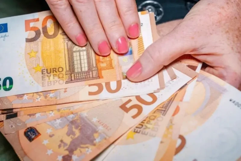 العاملين في أوروبا.. سعر اليورو اليوم في السوق السوداء والبنوك المصرية الاحد 23 يونيو 2024 يتسائل الكثير من المواطنين العاملين في اوروبا او المقيمين