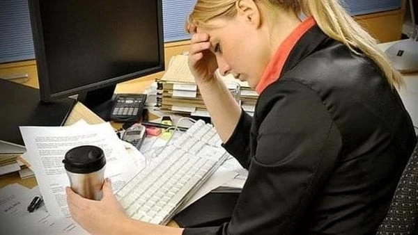 خطوات للعودة للعمل بكل طاقة بعد إجازة طويلة.. تعرف عليها العودة إلى العمل بعد إجازة طويلة لم تكن سهلة على الإطلاق، بغض النظر عن نوع العطلة، قد تكون