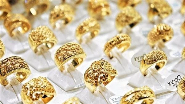 3600 جنيه ارتفاع أسعار الذهب وعيار 21 الآن مفاجأة زادت أسعار الذهب في مصر، نتيجة ارتفاع سعر الأوقية من أقل من 2300 دولار إلى نحو 2328 دولارا، حيث استقر سعر الجرام من عيار 18 عند 27