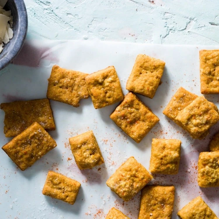 لنظام غذائي صحي طريقة عمل كراكر جبن البارميزان للكيتو دايت تعتبر كراكر جبن البارميزان من أحلي النقانق المفضلة لدى الأطفال والكبار فهي مناسبة للكل على