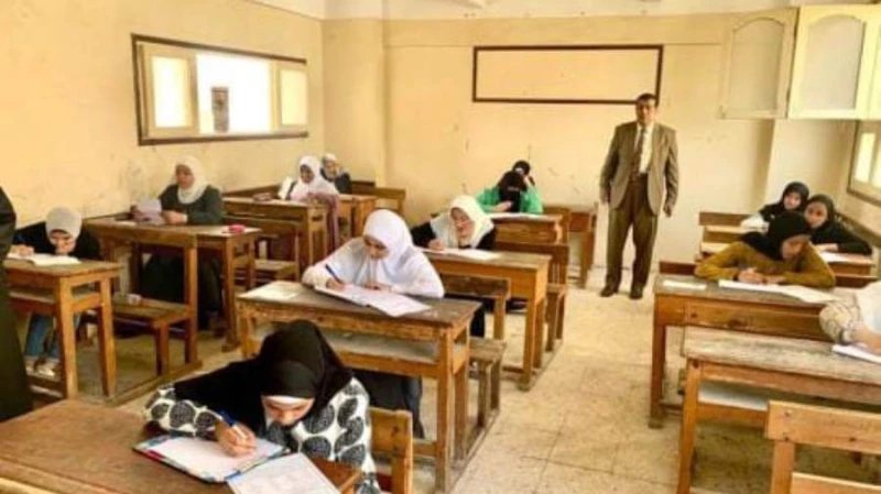 الثانوية العامة 2024.. ما هي عقوبة المتهمين بتسريب أسئلة الامتحانات؟ يواجه المتهمون بتسريب أسئلة الامتحانات والغش بامتحامات الثانوية العامة، عقوبات