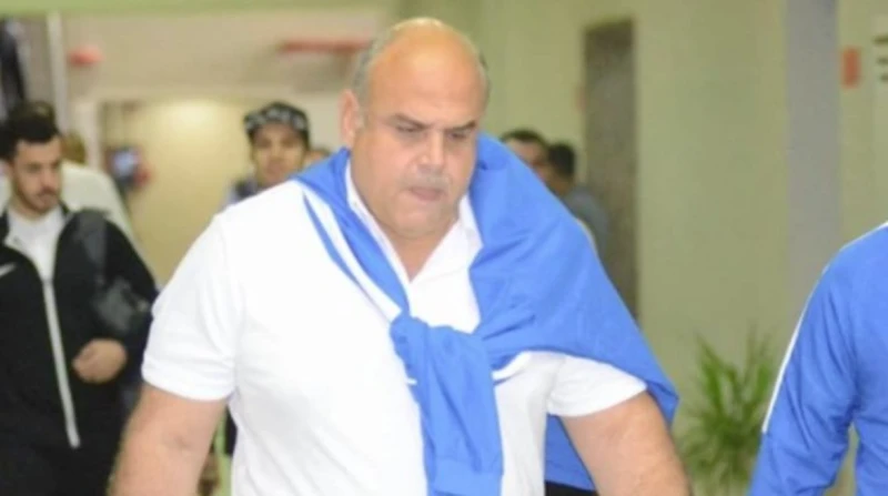 قرار قضائي لكشف هوية سارق فيلا كابتن أيمن طاهر بدأت نيابة الشيخ زايد التحقيق في واقعة سرقة 26 سبيكة ذهبية من داخل فيلا كابتن أيمن طاهر مدرب حراسة