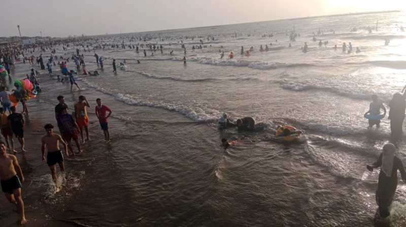 غرق شاب من الشرقية في مياه رأس البر تمكنت فرق الإنقاذ البحري بشواطئ مدينة رأس البر من انتشال جثمان شاب في مقتبل العمر من محافظة الشرقية غريق على شاطئ