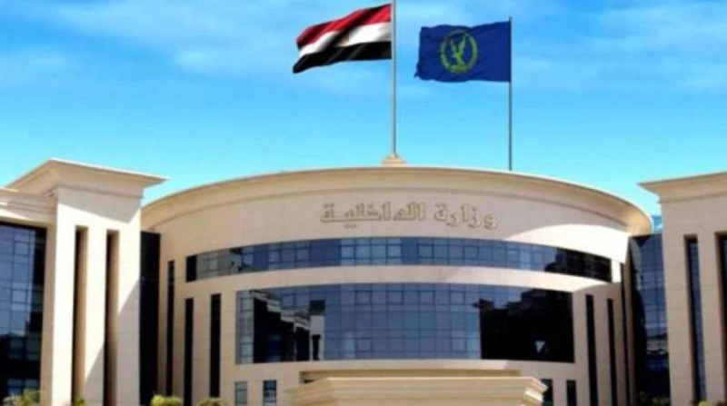 مشاجرة طلاب ثانوي.. الداخلية: اتهامات متبادلة كشفت أجهزة وزارة الداخلية، اليوم، ملابسات تداول مقطع فيديو على موقع فيس بوك تضمن ادعاء إحدى الطالبات