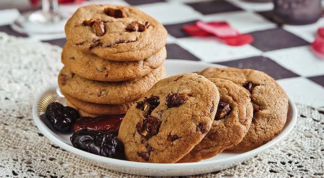 كوكيز التمر..خطوات تحضيره في المنزل بكل سهولة وبمكونات اقتصادية من مطبخك تعد الكوكيز من أشهى وألذ الحلويات وأكثرها طلبا من قبل الأطفال ويعد التمر من الثمار المعروفة بقيمتها الغذائي