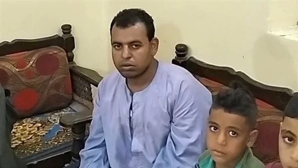 مابعش بجنيه فرزقه الله حب الملايين القصة الكاملة لبائع غزل البنات.. وتدخل عاجل من أجهزة الدولة ساعات قليلة كانت فارقة في حياة محمد حسين بائع غزل