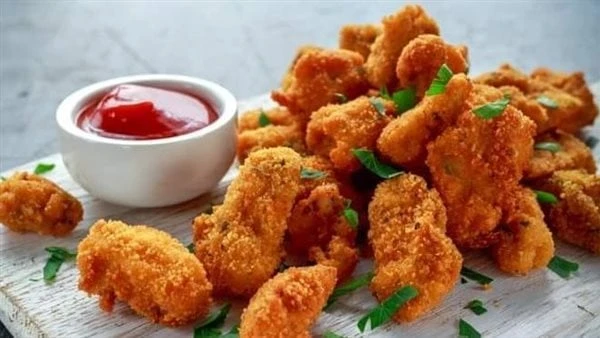 طريقة عمل ناجتس الدجاج بالكينوا جديدة وغير تقليدية ناجتس الدجاج بالكينوا من الأكلات اللذيذة و وغير تقليدية، لذا قدم الشيف إيهاب رجب، عبر حسابه الرسمي على موقع التواصل الأجتماعي الف