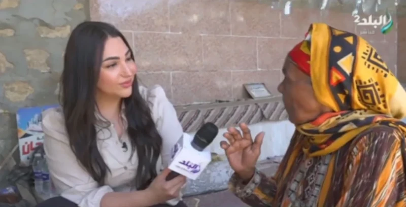 قصة ولا في الخيال: دعت على عيالها ال 4 يموتوا في يوم واحد وربنا استجاب الحاجة أم أيمن.. سيدة عجوز تظهر عليها علامات التعب والحسرة على أبنائها ال4