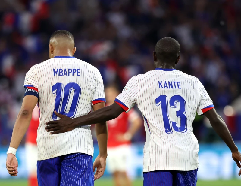 صدمة ل ديشامب .. نجم منتخب فرنسا يخضع لجراحة عاجلة تلقى ديديه ديشامب المدير الفني للمنتخب الفرنسي الأول لكرة القدم صدمة بعد إصابة نجم الفريق كيليان